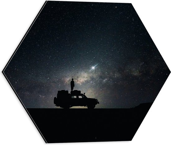 WallClassics - Dibond Hexagon - Homme sur Truck sous Ciel Etoilé - 40x34,8 cm Photo sur Hexagone (Avec Système d'accrochage)