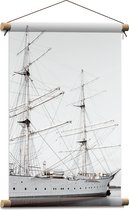WallClassics - Textielposter - Groot Zeilschip op Kalm Water - 40x60 cm Foto op Textiel