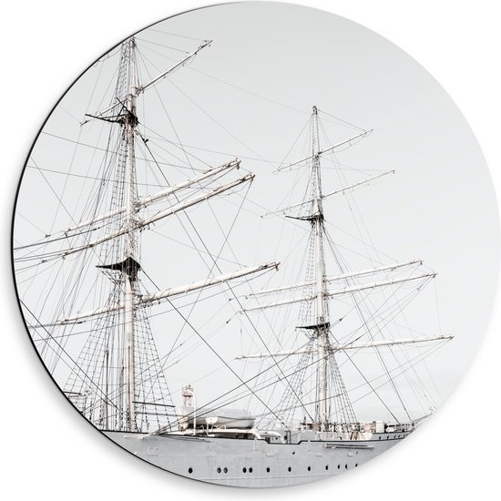 WallClassics - Dibond Muurcirkel - Groot Zeilschip op Kalm Water - 50x50 cm Foto op Aluminium Muurcirkel (met ophangsysteem)