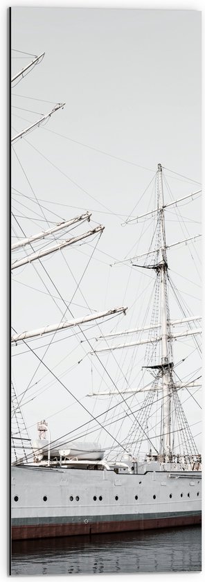 WallClassics - Dibond - Groot Zeilschip op Kalm Water - 30x90 cm Foto op Aluminium (Met Ophangsysteem)
