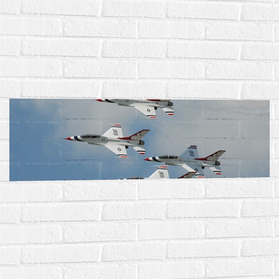 WallClassics - Muursticker - Groepje Franse Vliegtuigen in de Lucht - 90x30 cm Foto op Muursticker