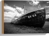 WallClassics - Hout - Oud Scheepswrak op Strand (zwart/wit) - 40x30 cm - 12 mm dik - Foto op Hout (Met Ophangsysteem)