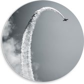 WallClassics - PVC Schuimplaat Muurcirkel - Stuntvliegtuig met Rook (zwart/wit) - 30x30 cm Foto op Muurcirkel (met ophangsysteem)