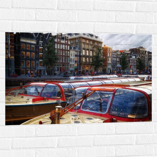 WallClassics - Muursticker - Toeristenboten in Amsterdamse Grachten - 90x60 cm Foto op Muursticker