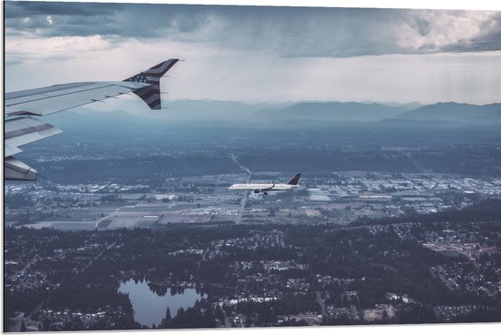 WallClassics - Dibond - Vliegtuigvleugel boven Land - 90x60 cm Foto op Aluminium (Met Ophangsysteem)