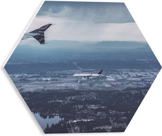 WallClassics - PVC Schuimplaat Hexagon  - Vliegtuigvleugel boven Land - 30x26.1 cm Foto op Hexagon (Met Ophangsysteem)