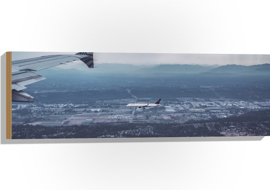 WallClassics - Hout - Vliegtuigvleugel boven Land - 90x30 cm - 12 mm dik - Foto op Hout (Met Ophangsysteem)