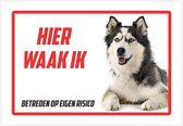 Waakbord/ bord | "Hier waak ik" | 30 x 20 cm | Husky | Siberische Husky | Keeshond | Dikte: 1 mm | Wolf | Gevaarlijke hond | Waakhond | Hond | Betreden op eigen risico | Polystyreen | Rechthoek | Witte achtergrond | 1 stuk