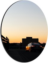 WallClassics - Dibond Ovaal - Auto op Dak van Parkeergarage - 21x28 cm Foto op Ovaal (Met Ophangsysteem)