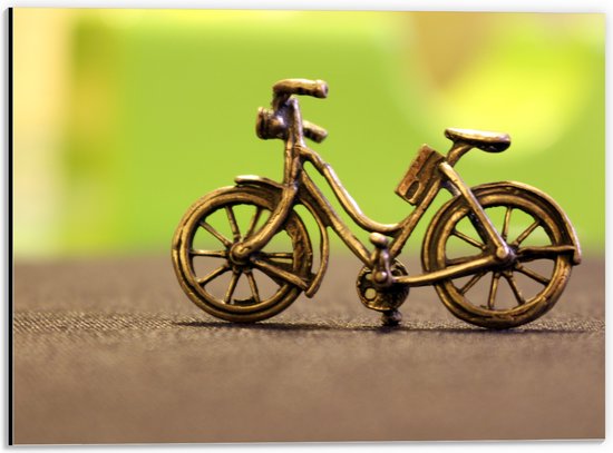 WallClassics - Dibond - Miniatuurbeeld van Gouden Fiets - 40x30 cm Foto op Aluminium (Wanddecoratie van metaal)