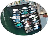 WallClassics - Dibond Ovaal - Bovenaanzicht van Kleine Bootjes in Haven - 80x60 cm Foto op Ovaal (Met Ophangsysteem)