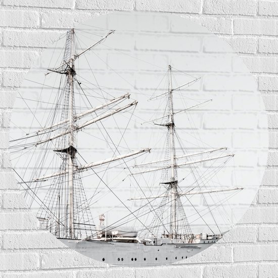 WallClassics - Muursticker Cirkel - Groot Zeilschip op Kalm Water - 100x100 cm Foto op Muursticker