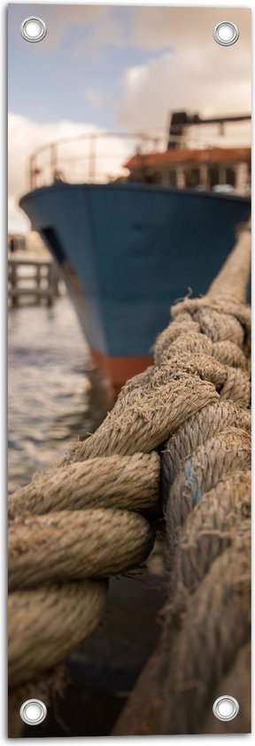 WallClassics - Tuinposter – Dik Touw aan Vrachtschip in de Haven - 20x60 cm Foto op Tuinposter  (wanddecoratie voor buiten en binnen)