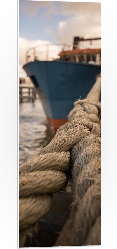 WallClassics - PVC Schuimplaat- Dik Touw aan Vrachtschip in de Haven - 30x90 cm Foto op PVC Schuimplaat