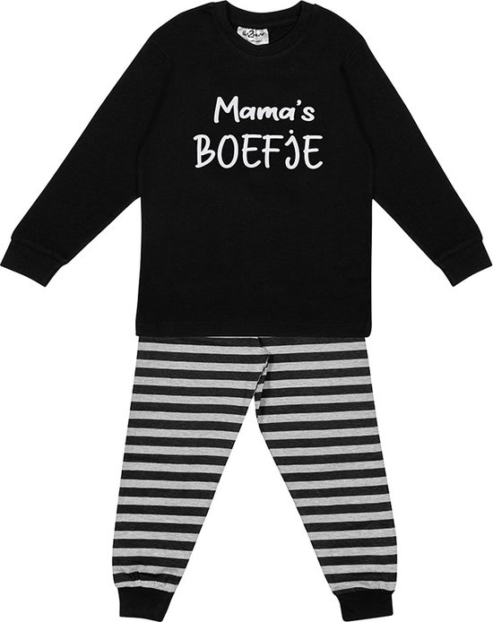 Ensemble de pyjama noir à manches longues avec le texte 'Mama's Boefje'. Le pantalon est rayé gris et blanc. Coton.