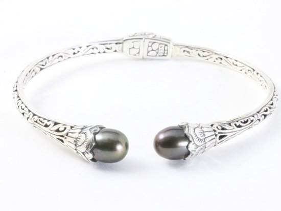 Traditionele bewerkte zilveren klemarmband met zwarte parels