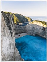 WallClassics - Dibond - Navagio Strand in Griekenland - 60x80 cm Foto op Aluminium (Wanddecoratie van metaal)