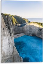 WallClassics - Dibond - Navagio Strand in Griekenland - 40x60 cm Foto op Aluminium (Wanddecoratie van metaal)