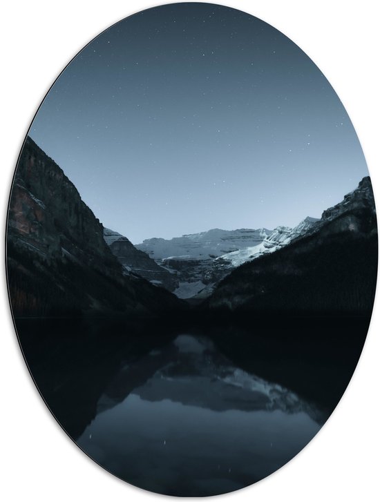 WallClassics - Dibond Ovaal - Meer bij Bergen onder Sterren - 72x96 cm Foto op Ovaal (Met Ophangsysteem)