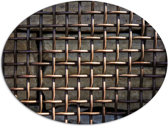 WallClassics - Dibond Ovaal - Verroest Hek tegen Stenen - 96x72 cm Foto op Ovaal (Met Ophangsysteem)