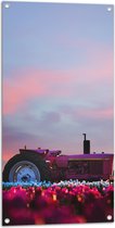 WallClassics - Tuinposter – Roze Traktor in Felkleurend Bloemenveld - 50x100 cm Foto op Tuinposter  (wanddecoratie voor buiten en binnen)