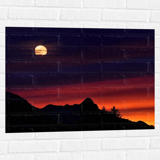 WallClassics - Muursticker - Gele Maan Boven de Bergen bij Zonsondergang - 80x60 cm Foto op Muursticker