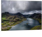 WallClassics - Dibond - Donkere Wolken boven Rivier - 100x75 cm Foto op Aluminium (Wanddecoratie van metaal)