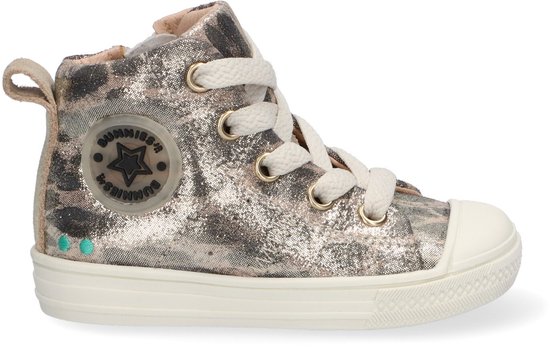 Gouden hoge sneaker met luipaardprint, veters en een zilveren ster-detail.