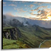 WallClassics - Canvas  - Zon en Mist boven Bergen - 100x100 cm Foto op Canvas Schilderij (Wanddecoratie op Canvas)