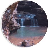 WallClassics - PVC Schuimplaat Muurcirkel - Kleine Waterval vanaf de Rotsen - 20x20 cm Foto op Muurcirkel (met ophangsysteem)