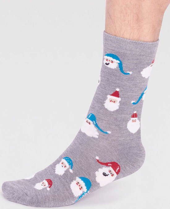 Feet In Kerstsokken Door De Haard Vrouw Ontruimt Door Warm Vuur En Opwarmt Haar Voeten Grappige Sokken Sluiten Op Het Begrip Winter 163959747