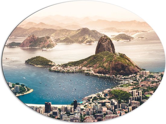 WallClassics - Dibond Ovaal - Suikerbroodberg Rio de Janeiro - 108x81 cm Foto op Ovaal (Met Ophangsysteem)