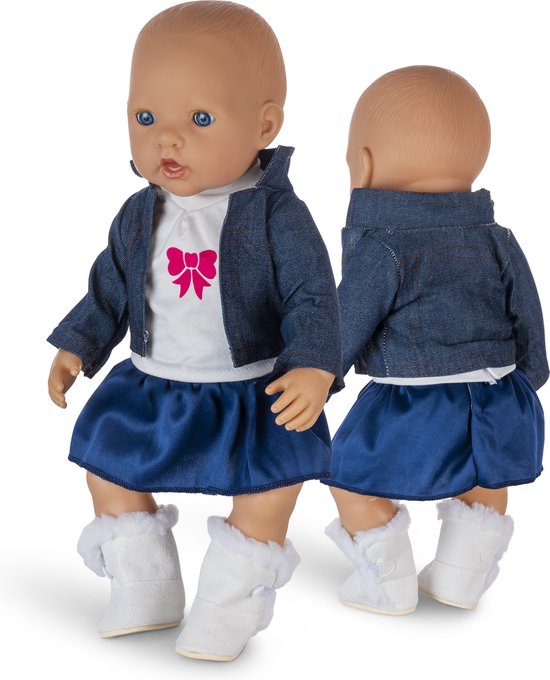 Twee poppen van voren en van achteren, beide met spijkerjasje, wit T-shirt met strik en blauwe rok.