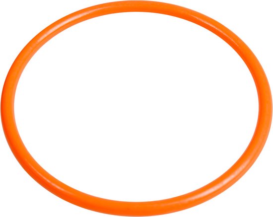 Een oranje armband op een witte achtergrond.