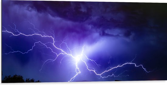 WallClassics - Dibond - Blauw met Paarse Bliksem onder de Wolken - 100x50 cm Foto op Aluminium (Met Ophangsysteem)