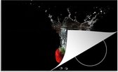 KitchenYeah® Inductie beschermer 90x52 cm - Aardbeien - Fruit - Water - Zwart - Rood - Kookplaataccessoires - Afdekplaat voor kookplaat - Inductiebeschermer - Inductiemat - Inductieplaat mat
