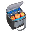 Zwarte koeltas met grijze hengsels, gevuld met waterflessen, appels en blauwe koelelementen.
