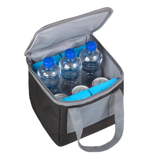 Zwarte koeltas met grijze hengsels, gevuld met waterflessen, frisdrankblikjes en koelelementen.