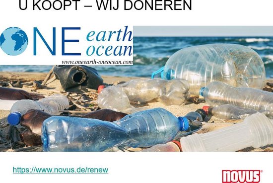 Tekst 'U koopt - wij doneren' met logo One Earth Ocean en strand vol met plastic flessen.