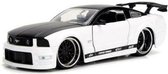 Ford Mustang GT 2006 (Wit/Zwart) (20 cm) 1/24 JADA - Modelauto - Schaalmodel - Model auto - Miniatuurauto - Miniatuurautos