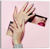 Dibond - Vrouwelijke Lippen en Handen door Roze Doek - 50x50cm Foto op Aluminium (Met Ophangsysteem)