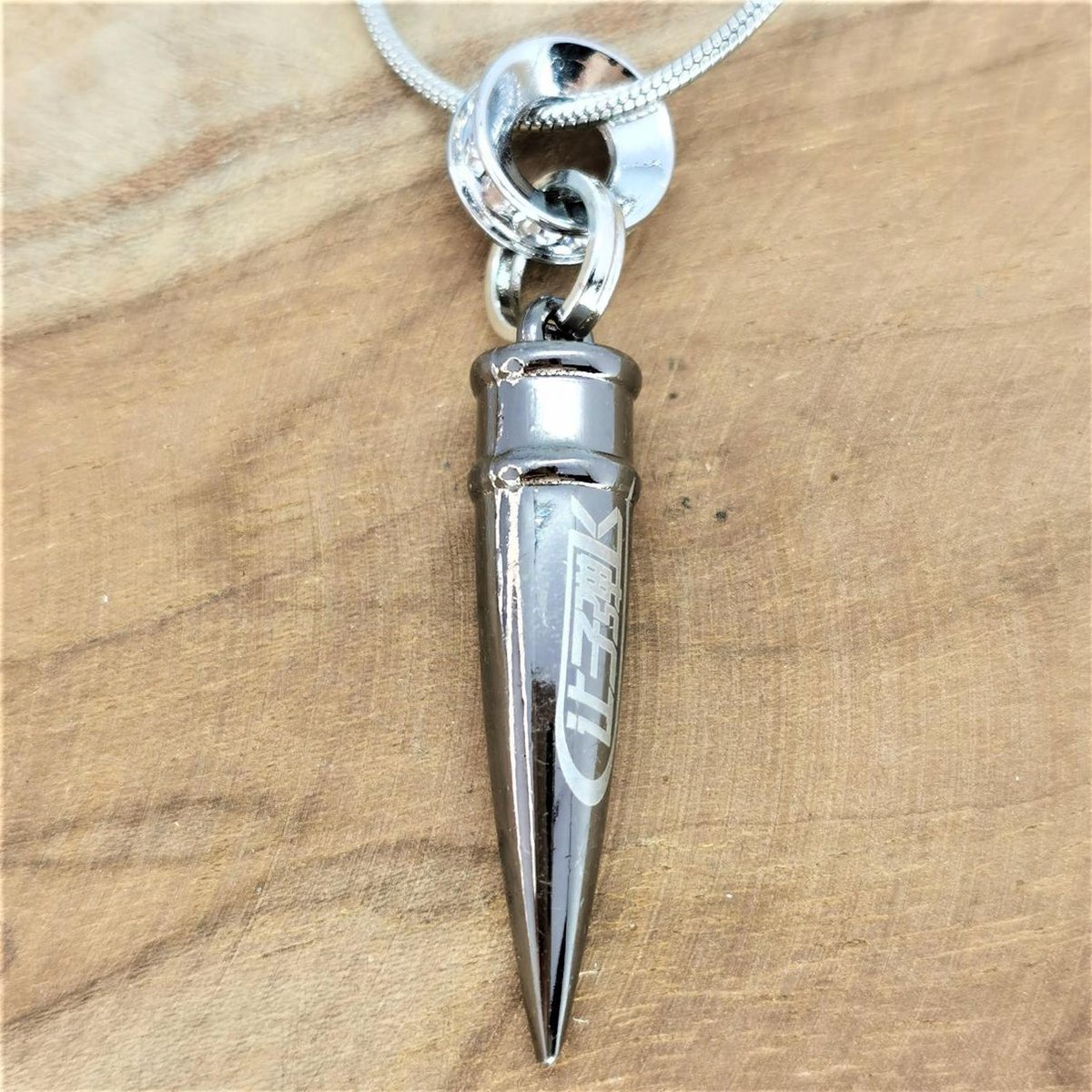 Hanger, zilvergrijs kleur puntig Kogel, tekst, kruis, oog met zirkonia. Gratis ketting.