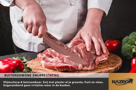 Nazrom koksmes met damastpatroon, scherp lemmet en donkerhouten handgreep, snijdt in vlees.