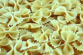 Dibond - Keuken / Eten / Voeding - Pasta / Farfalle in beige / zwart - 50 x 75 cm.