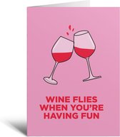 Kaart - Wine Flies - Grappig - Wenskaart - Verjaardag - Roze - Vriendin - Vriend - Cadeau - Wijn