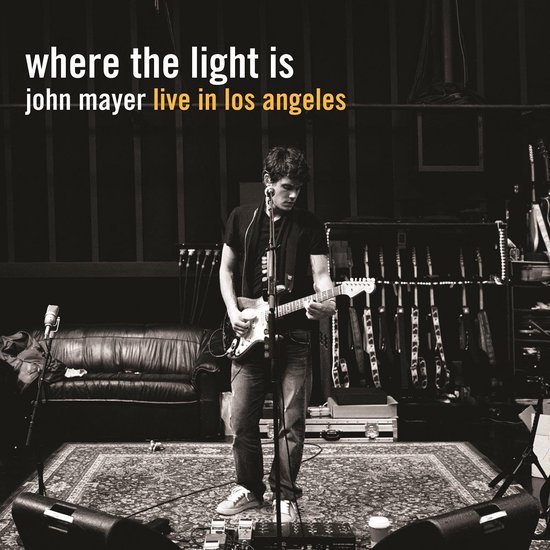 John Mayer op het podium met "where the light is john mayer live in los angeles" hoes.