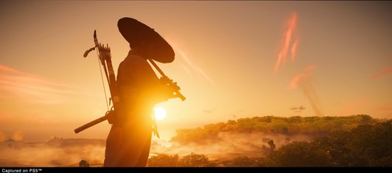 Samurai met brede hoed staat op een heuvel, kijkend naar de zonsopgang.