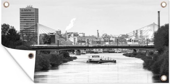 Tuinposter Rivier in de Duitse stad Mannheim - zwart wit - 80x40 cm - Wanddecoratie Buiten - Tuinposter - Tuindoek - Schuttingposter - Tuinschilderij