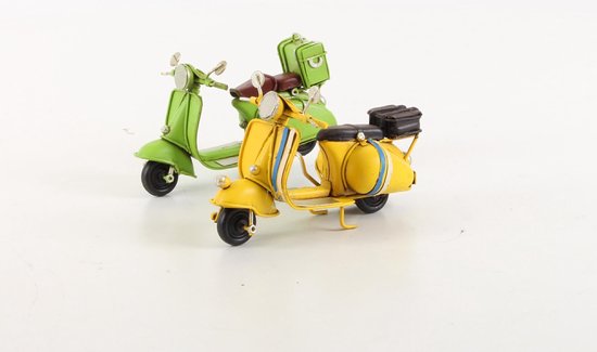 een set van twee blikken modellen scooters