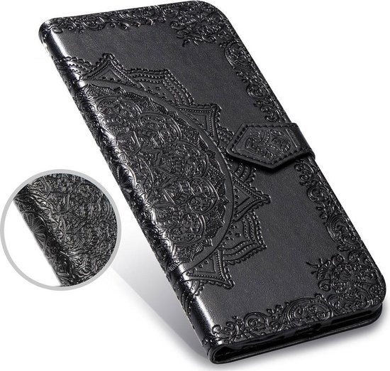Étui portefeuille noir avec relief floral et fermeture à bouton-pression.